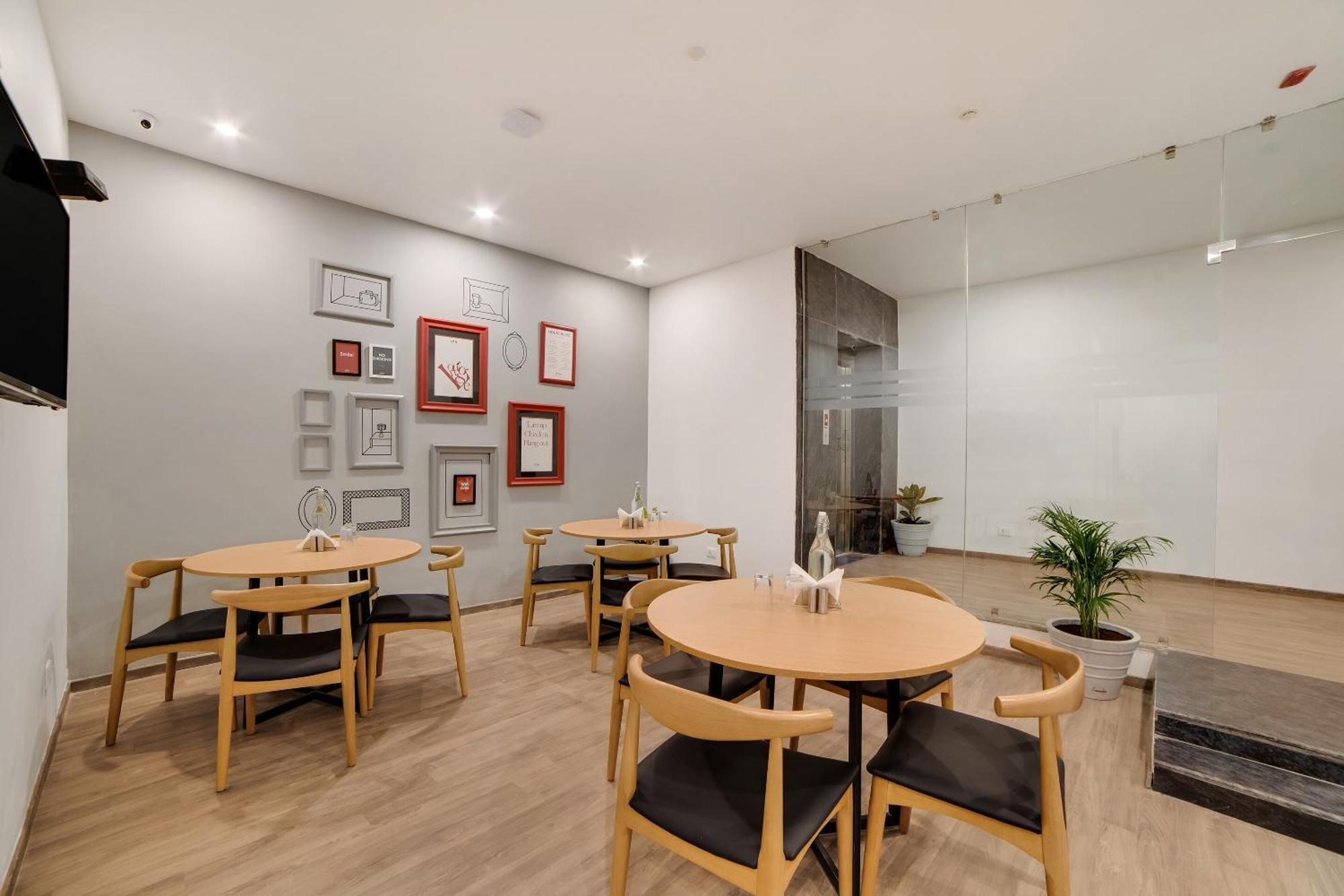 Townhouse Ss Aero Prime Hotell Shamshabad Eksteriør bilde